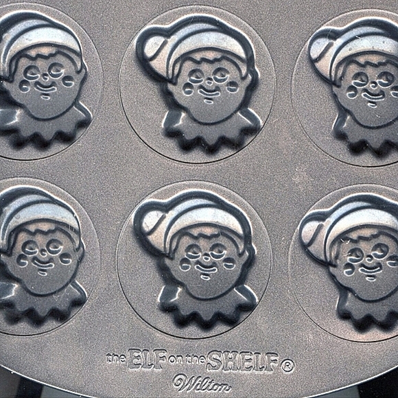 WILTON Elf On The Shelf 12 Nonstick Cavity Christmas Cookie Holiday Baking Pan - Picture 16 of 16